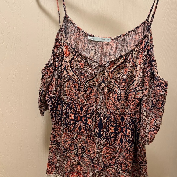 Cold shoulder top size xl - Picture 2 of 11